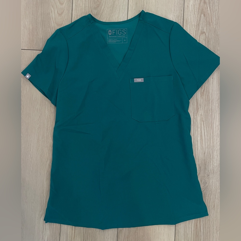 Figs single pocket scrub top